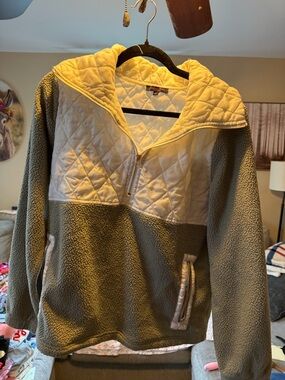 Quilted Yoke Sherpa Pullover Hoodie - Olive Green & Cream